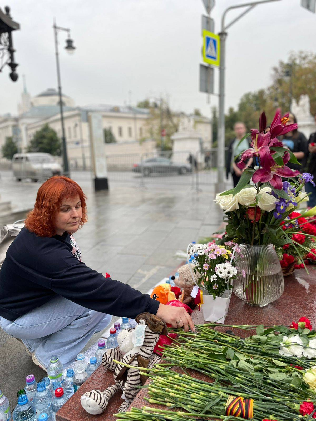 Возложение цветов к памятнику «В память о жертвах трагедии в Беслане»